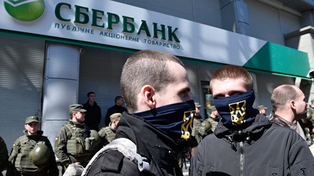 Два отделения Сбербанка не работают из-за блокады украинских радикалов Два отделения Сбербанка не работают из-за блокады украинских радикалов