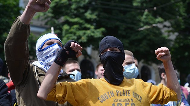 Под Киевом облили краской памятную доску создателю ОУН Под Киевом облили краской памятную доску создателю ОУН