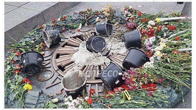 Киевляне поднимаются на защиту Вечного огня Киевляне поднимаются на защиту Вечного огня