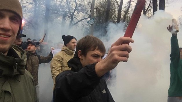 Фанаты «Азова»: как луганские ультрас брали в руки оружие Фанаты «Азова»: как луганские ультрас брали в руки оружие
