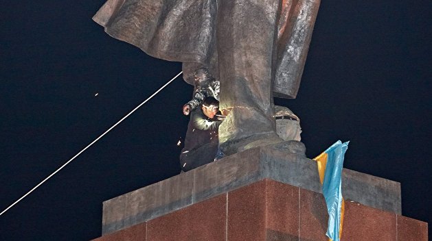 В Одесской области свалили очередного «последнего» Ленина В Одесской области свалили очередного «последнего» Ленина