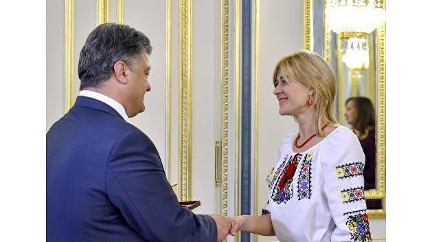 Учитель года-2016, которую награждал Порошенко, уехала в Европу работать сиделкой Учитель года-2016, которую награждал Порошенко, уехала в Европу работать сиделкой