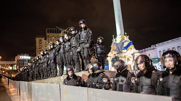 На Майдане произошли стычки митингующих с полицией из-за палаток На Майдане произошли стычки митингующих с полицией из-за палаток