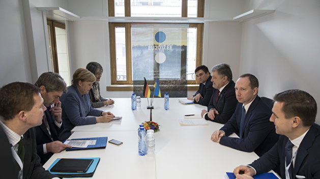 Порошенко и Меркель обсудили ситуацию в Донбассе Порошенко и Меркель обсудили ситуацию в Донбассе