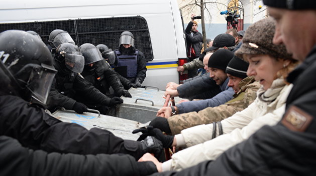 В боях под Радой пострадало десять полицейских В боях под Радой пострадало десять полицейских