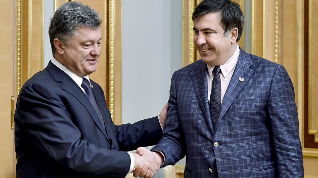 Саакашвили выставил Порошенко счет за испорченную футболку Саакашвили выставил Порошенко счет за испорченную футболку