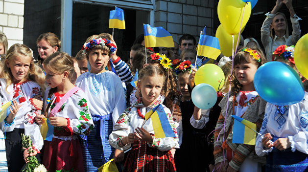 Политолог: В школьных учебниках Украины по указке США появилась антироссийская идеология Политолог: В школьных учебниках Украины по указке США появилась антироссийская идеология
