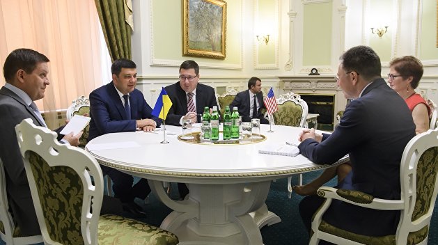 Политолог рассказал, почему Украина должна считаться с Волкером и Сурковым Политолог рассказал, почему Украина должна считаться с Волкером и Сурковым