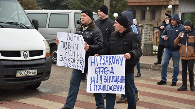 Протестующие разблокировали дорогу у пункта пропуска Шегини Протестующие разблокировали дорогу у пункта пропуска Шегини