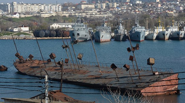 Путин пригласил украинских военных забрать технику, оставленную в Крыму Путин пригласил украинских военных забрать технику, оставленную в Крыму