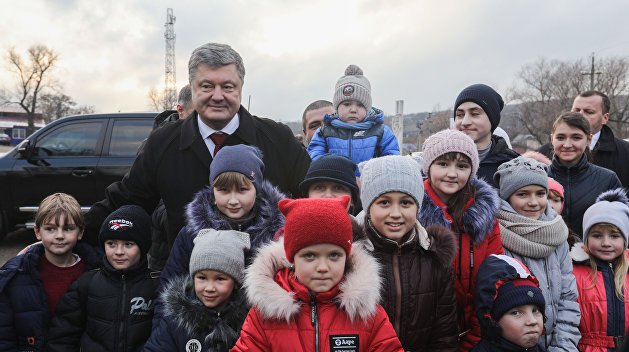 Аттракцион щедрости: Порошенко направил всю зарплату за 2017 год на благотворительность Аттракцион щедрости: Порошенко направил всю зарплату за 2017 год на благотворительность