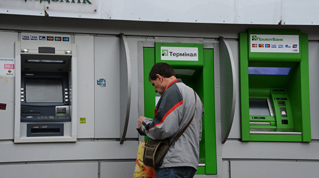 Под колпаком: украинцам блокируют банковские карты Под колпаком: украинцам блокируют банковские карты