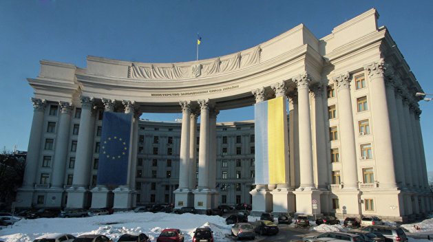МИД Украины поучает Венгрию из-за красной линии МИД Украины поучает Венгрию из-за красной линии