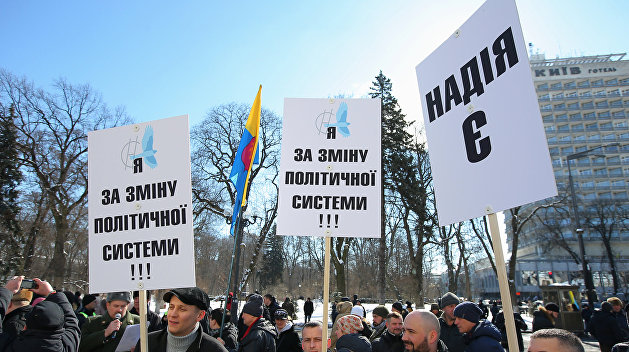 Адвокаты Савченко призывают ее сторонников выйти на митинг Адвокаты Савченко призывают ее сторонников выйти на митинг