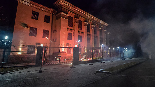 Дипмиссию России в Киеве забросали дымовыми шашками