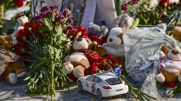Одесситы несут цветы к зданию российского консульства в память о погибших в Кемерово Одесситы несут цветы к зданию российского консульства в память о погибших в Кемерово