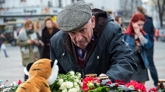 Жители ДНР несут цветы к стеле «Россия» в память о жертвах пожара в Кемерово Жители ДНР несут цветы к стеле «Россия» в память о жертвах пожара в Кемерово