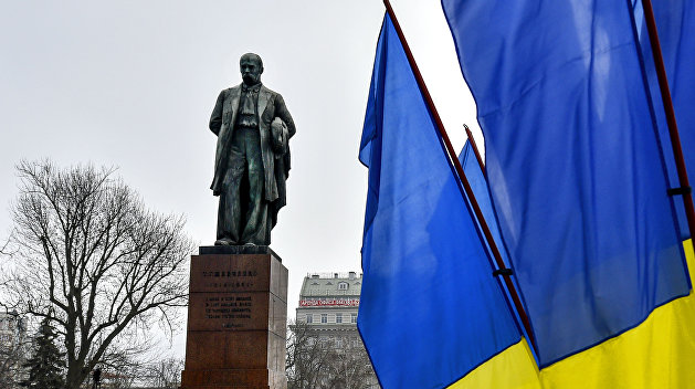 На место Ленина на Бессарабке претендует Кобзарь в вышиванке На место Ленина на Бессарабке претендует Кобзарь в вышиванке