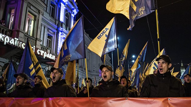 Рублем по свастике: В России изымают одежду с неонацистской символикой Рублем по свастике: В России изымают одежду с неонацистской символикой