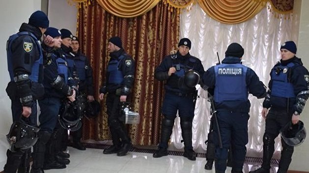 «Национальные дружины» прорвались на сессию Николаевского облсовета «Национальные дружины» прорвались на сессию Николаевского облсовета