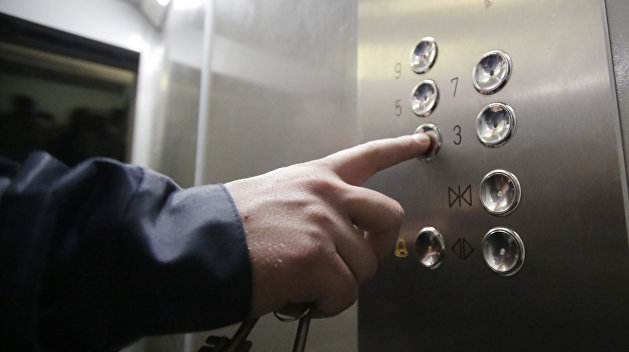 В Тернополе жители многоэтажки присвоили себе лифт и не пускают в него пенсионеров