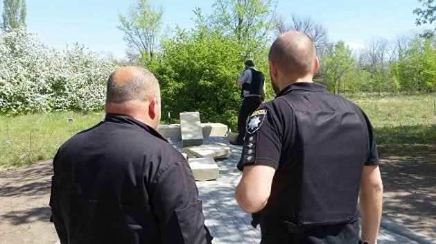 В Запорожье разрушили памятник борцам за свободу Украины, неонацисты обещают отомстить В Запорожье разрушили памятник борцам за свободу Украины, неонацисты обещают отомстить