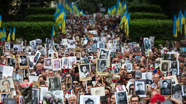 Радикалам назло: «Бессмертный полк» собрал рекордное количество участников в Киеве Радикалам назло: «Бессмертный полк» собрал рекордное количество участников в Киеве