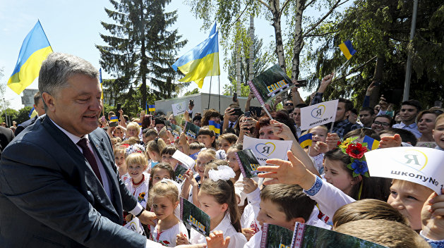 Спиной к детям: Порошенко рассказал школьникам Днепра про ЕС и децентрализацию Спиной к детям: Порошенко рассказал школьникам Днепра про ЕС и децентрализацию