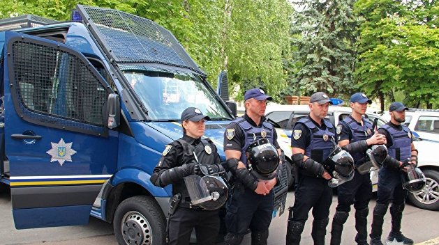 Полиция Киева приступила к круглосуточной охране избирательных участков Полиция Киева приступила к круглосуточной охране избирательных участков