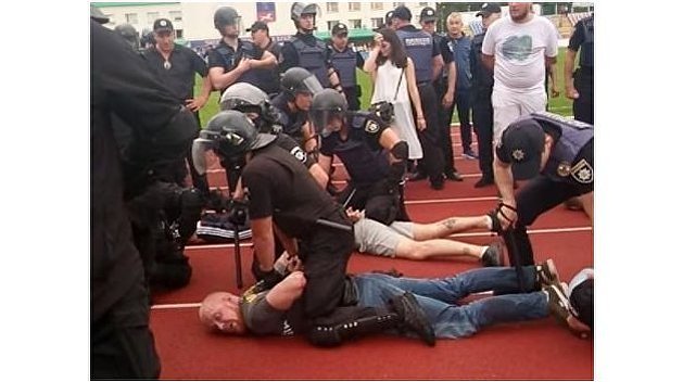 Футбол: В Черкассах телеоператора задержали за съемку драки полиции с болельщиками Футбол: В Черкассах телеоператора задержали за съемку драки полиции с болельщиками