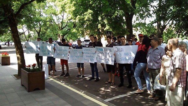 Украинские радикалы «взялись» за венгров на Закарпатье и намекают им на выселение Украинские радикалы «взялись» за венгров на Закарпатье и намекают им на выселение