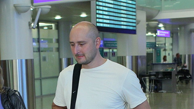 Геращенко: Российский журналист Аркадий Бабченко убит в Киеве двумя выстрелами в спину Геращенко: Российский журналист Аркадий Бабченко убит в Киеве двумя выстрелами в спину