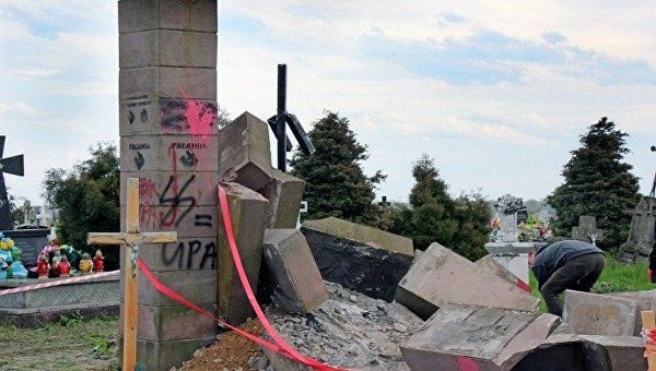 Война гробов: могильный запах польско-украинского конфликта Война гробов: могильный запах польско-украинского конфликта