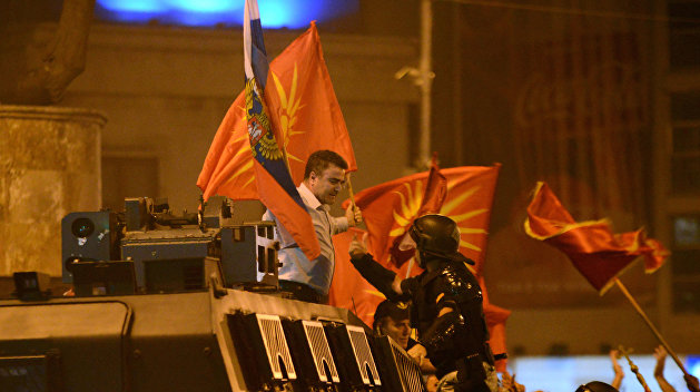 В Македонии лидер оппозиции поднял флаг России