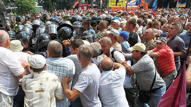 Социологи: Политическая обстановка на Украине — напряженная и взрывоопасная