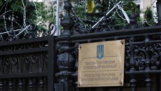 КП: Жителей Донбасса обманывают уже на входе в посольство Украины