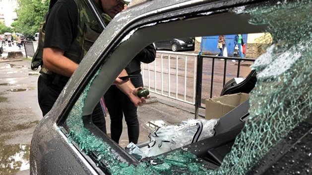 Во Львове противнику Порошенко бросили гранату в авто