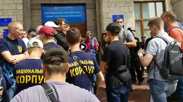 Украинские радикалы разогнали Нацсовет по ТВ и вновь угрожали «Интеру»