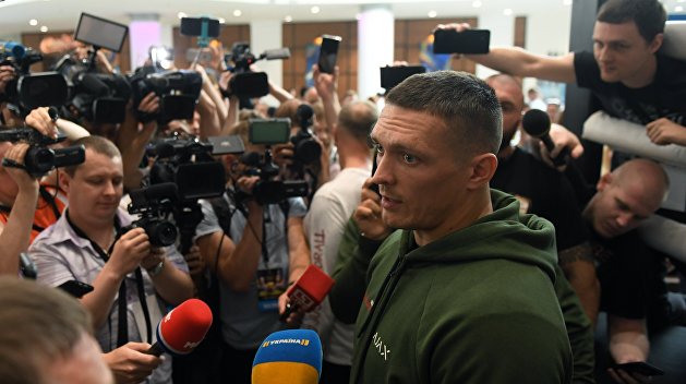 Усик отказался от российского гражданства, но общается на русском Усик отказался от российского гражданства, но общается на русском