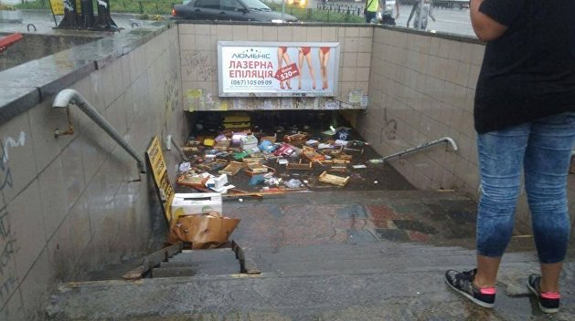 Ночная стихия в Киеве: мощный ливень с грозой устроили потоп в центре города