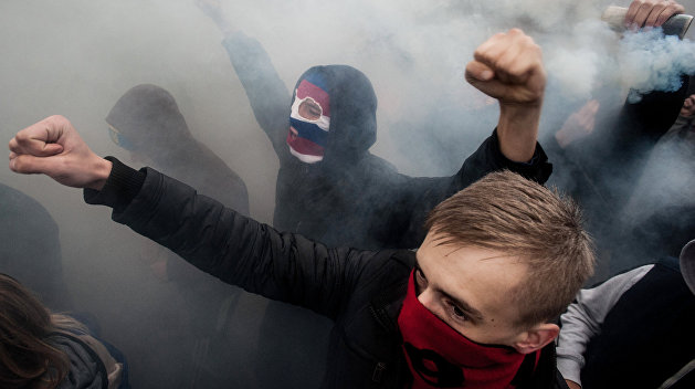 В Киеве националисты заблокировали российских дипломатов В Киеве националисты заблокировали российских дипломатов