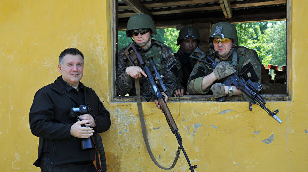 Украинцам уже не до смеха: Аваковское оружие палит по всей Украине