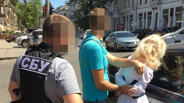 Роковая блондинка-полицейская попалась на взятке в центре Одессы