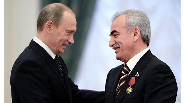 Друг Путина везет греческий клуб с украинскими элементами на войну в Москву Друг Путина везет греческий клуб с украинскими элементами на войну в Москву