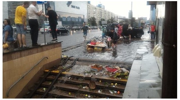 Ливень затопил киевское метро и оставил город без света Ливень затопил киевское метро и оставил город без света