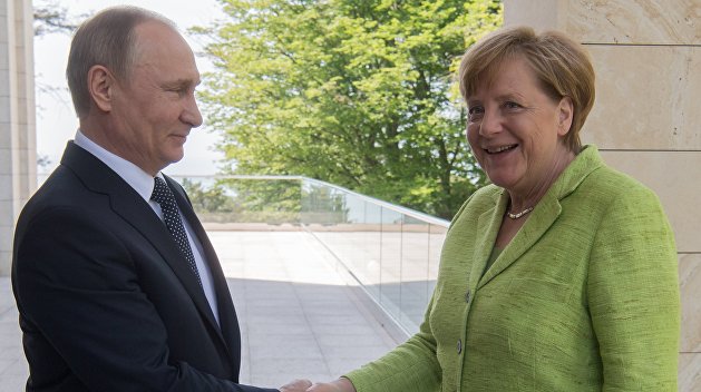 Меркель выглядела бодро на встрече с Путиным - СМИ Меркель выглядела бодро на встрече с Путиным - СМИ