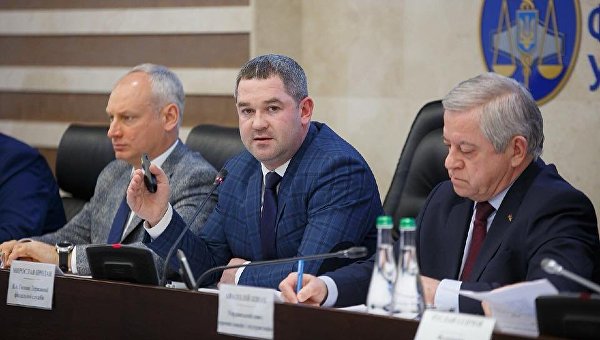 Принуждение к лояльности: Генпрокуратура Украины взялась за окружение премьера
