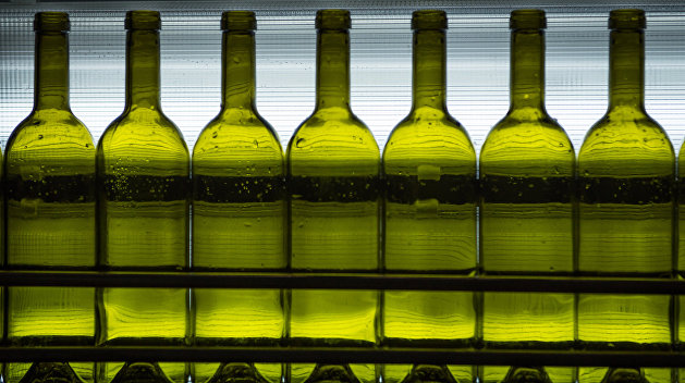 Почти 370 литров вина на миллионы долларов пролились в Русскую реку в США