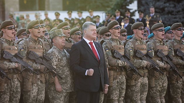 Порошенко: Сегодня «Слава Украине» официально прозвучит в качестве воинского приветствия