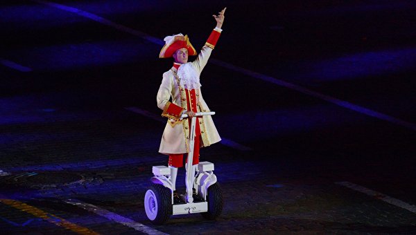 Гироскутер Петра Великого, бег с трубой, частушки о санкциях и другие происки Кремля. Фоторепортаж